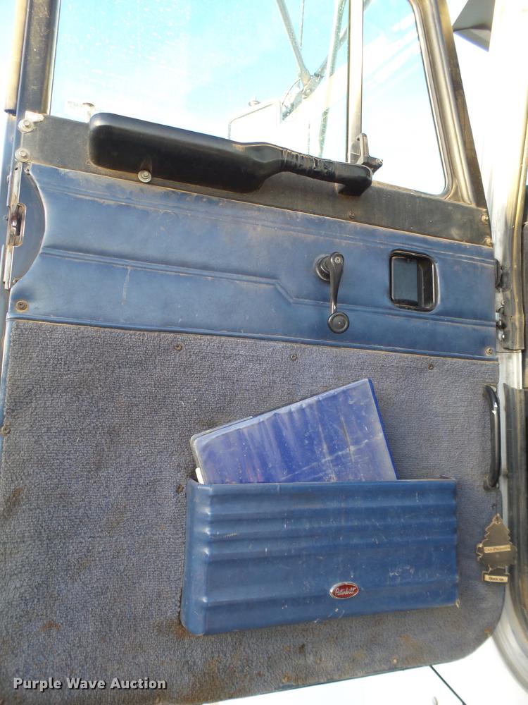 image for item BJ9805 2000 Peterbilt 378 semi truck