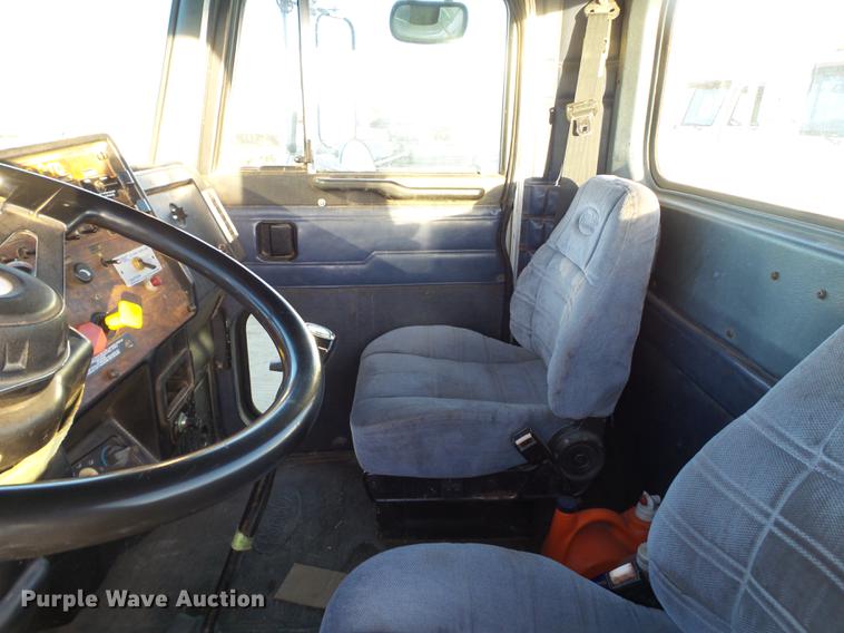 image for item BJ9805 2000 Peterbilt 378 semi truck