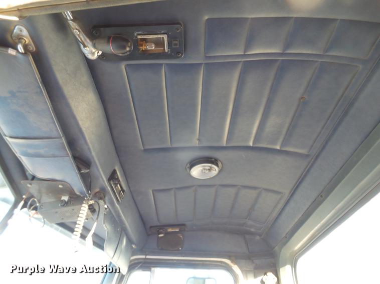 image for item BJ9805 2000 Peterbilt 378 semi truck