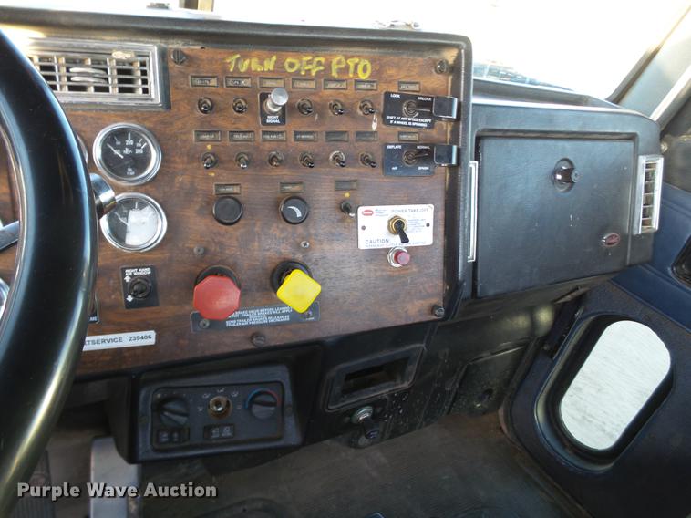 image for item BJ9805 2000 Peterbilt 378 semi truck