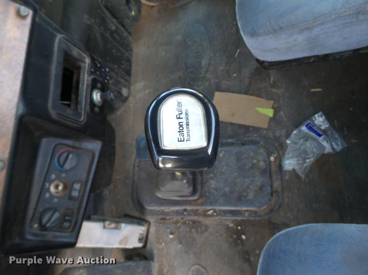 image for item BJ9805 2000 Peterbilt 378 semi truck