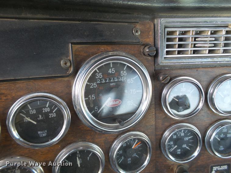 image for item BJ9805 2000 Peterbilt 378 semi truck