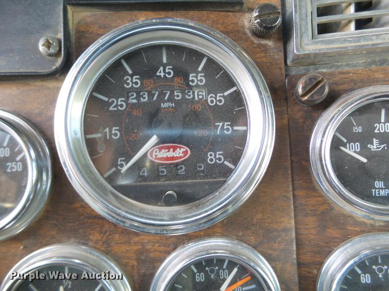 image for item BJ9805 2000 Peterbilt 378 semi truck