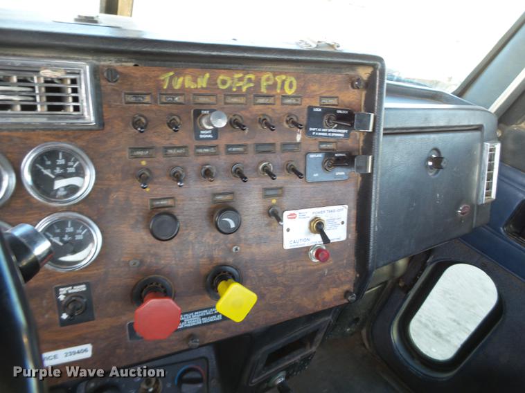 image for item BJ9805 2000 Peterbilt 378 semi truck