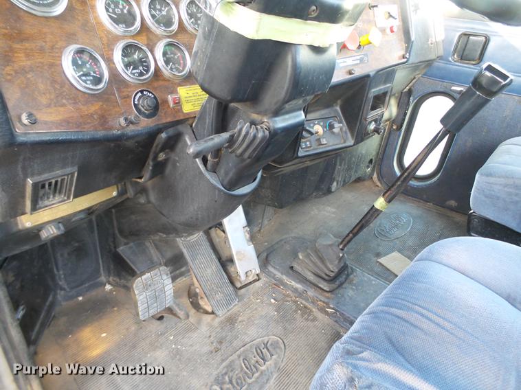 image for item BJ9805 2000 Peterbilt 378 semi truck