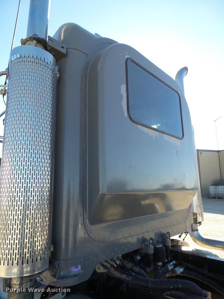 image for item BJ9820 1997 Peterbilt 379 semi truck