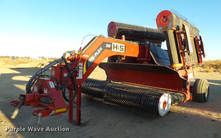 image for item BJ9824 2015 H&S TFM2135 Tri-Flex hay merger