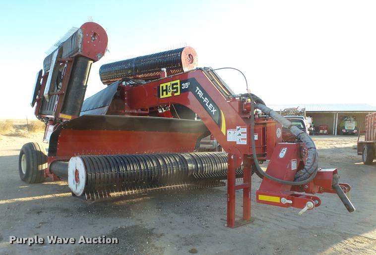 image for item BJ9824 2015 H&S TFM2135 Tri-Flex hay merger