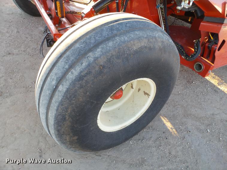 image for item BJ9824 2015 H&S TFM2135 Tri-Flex hay merger