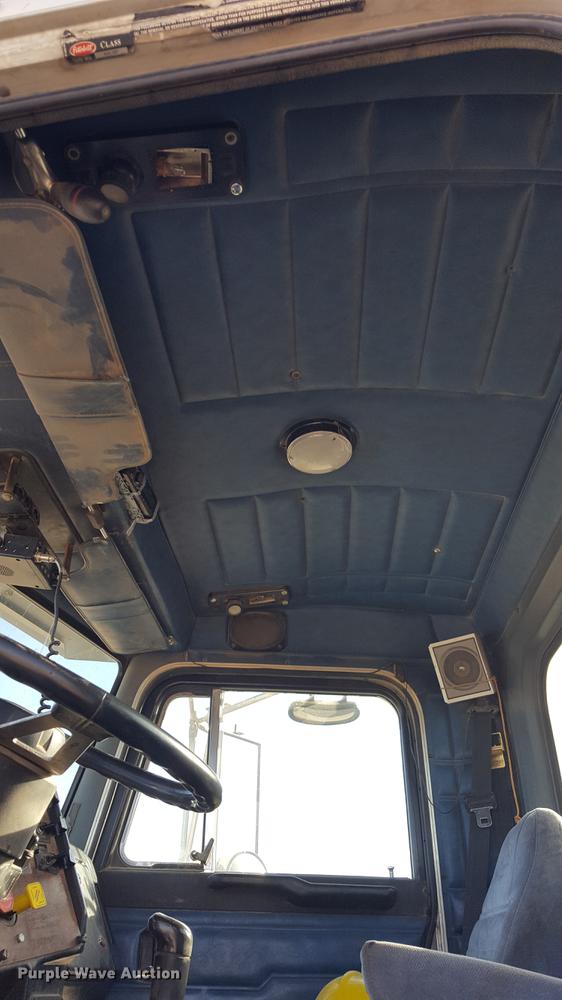 image for item BJ9834 1998 Peterbilt 378 semi truck