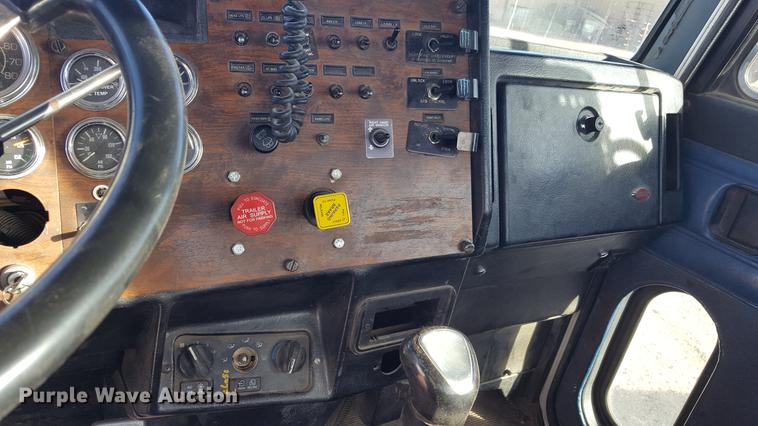 image for item BJ9834 1998 Peterbilt 378 semi truck