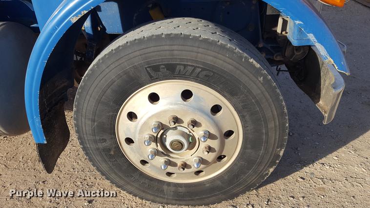 image for item BJ9835 1995 Peterbilt 378 semi truck