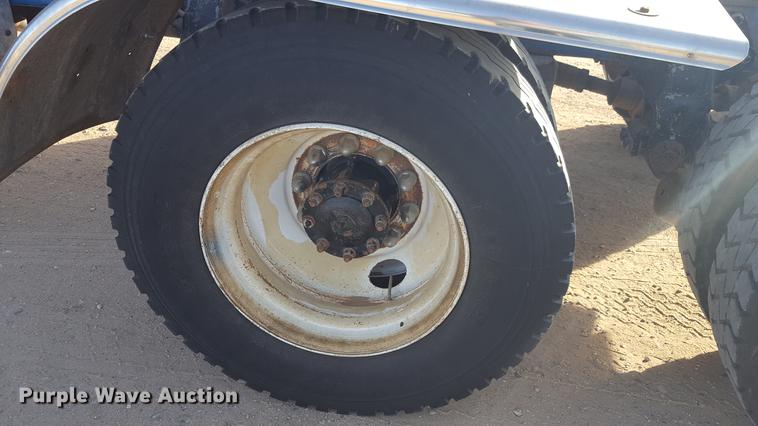 image for item BJ9835 1995 Peterbilt 378 semi truck