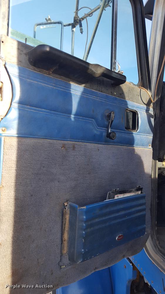 image for item BJ9835 1995 Peterbilt 378 semi truck