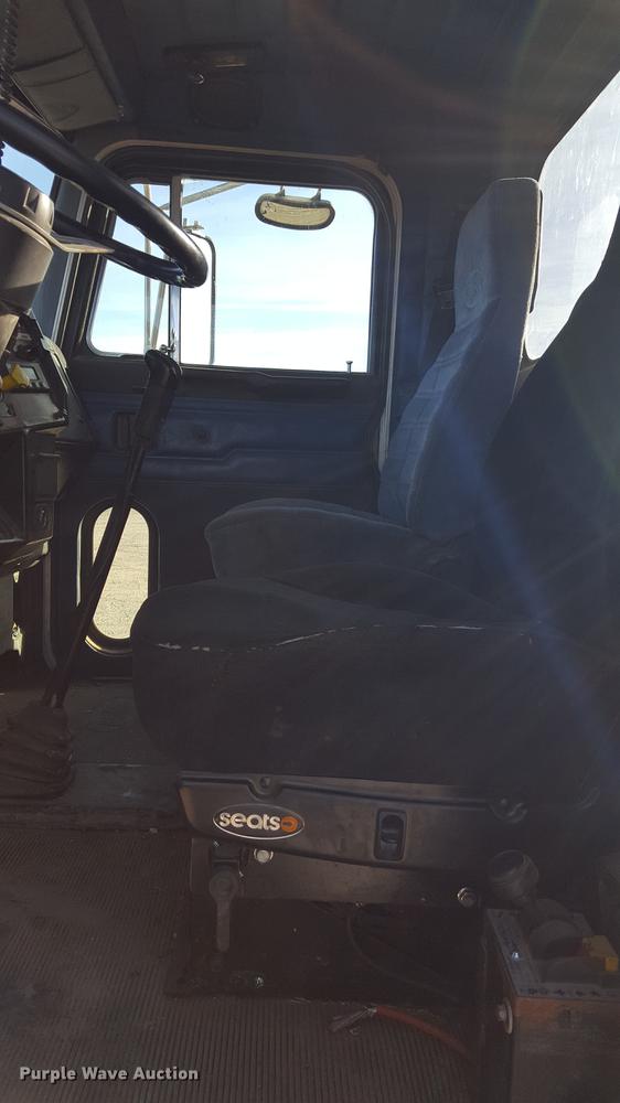 image for item BJ9835 1995 Peterbilt 378 semi truck