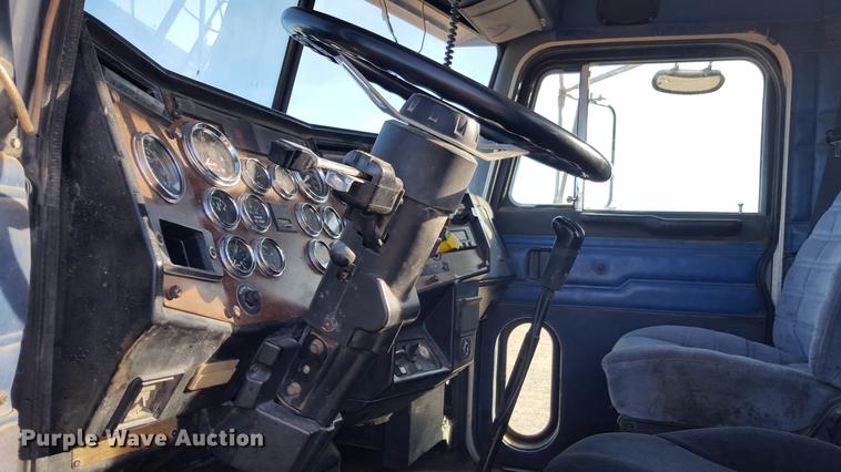 image for item BJ9835 1995 Peterbilt 378 semi truck