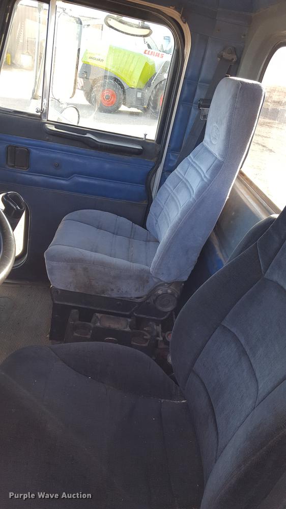 image for item BJ9835 1995 Peterbilt 378 semi truck