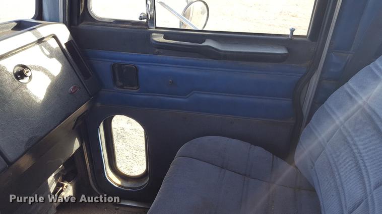 image for item BJ9835 1995 Peterbilt 378 semi truck