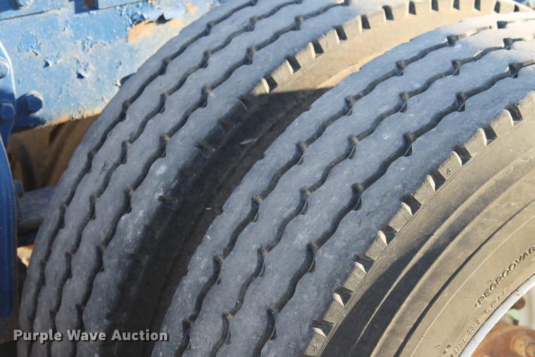 image for item BJ9836 2001 Peterbilt 378 semi truck