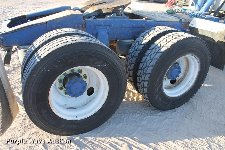 image for item BJ9836 2001 Peterbilt 378 semi truck