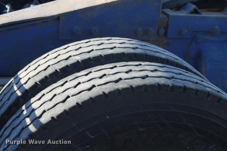 image for item BJ9836 2001 Peterbilt 378 semi truck