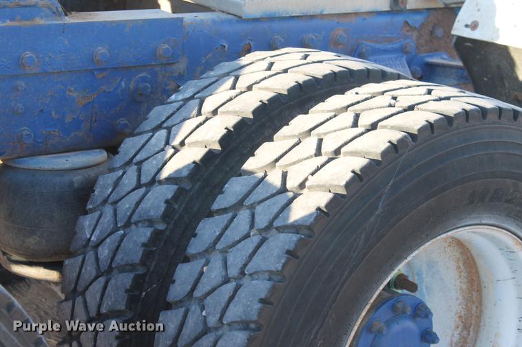 image for item BJ9836 2001 Peterbilt 378 semi truck