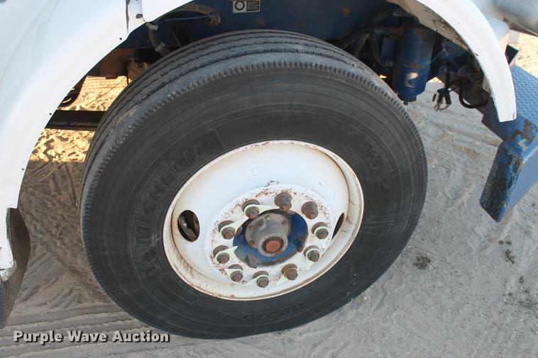 image for item BJ9836 2001 Peterbilt 378 semi truck