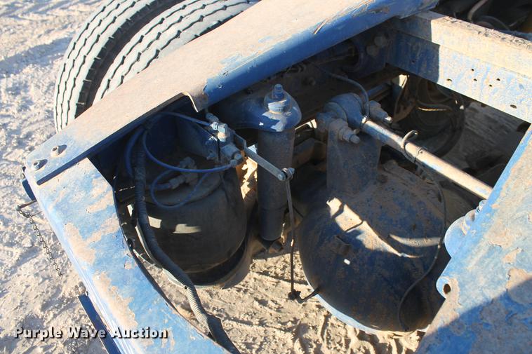 image for item BJ9836 2001 Peterbilt 378 semi truck