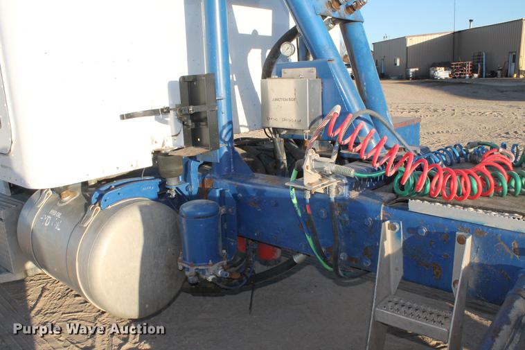 image for item BJ9836 2001 Peterbilt 378 semi truck