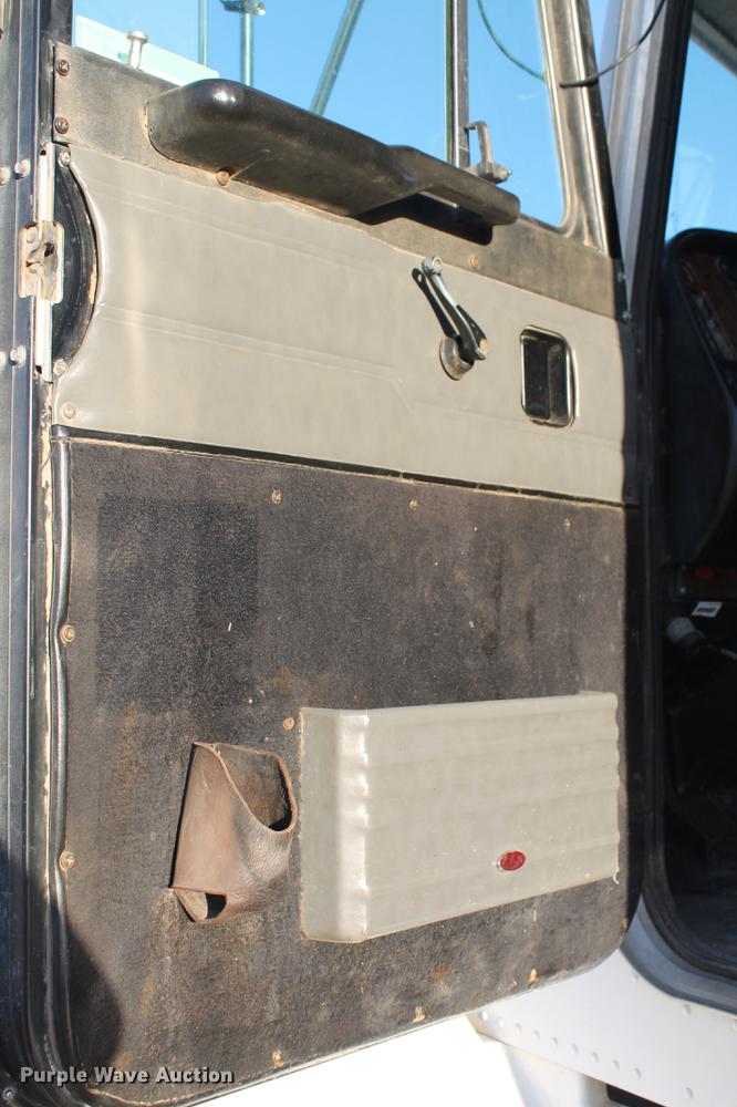 image for item BJ9836 2001 Peterbilt 378 semi truck