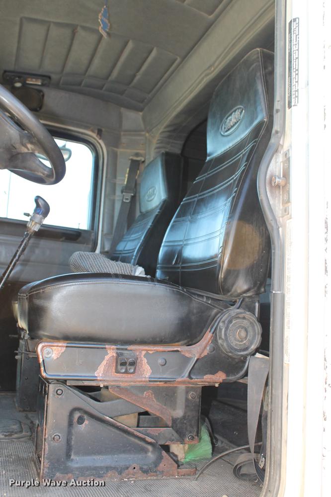 image for item BJ9836 2001 Peterbilt 378 semi truck