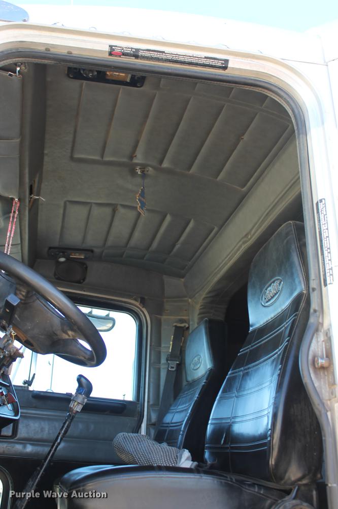 image for item BJ9836 2001 Peterbilt 378 semi truck
