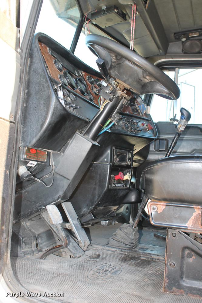 image for item BJ9836 2001 Peterbilt 378 semi truck