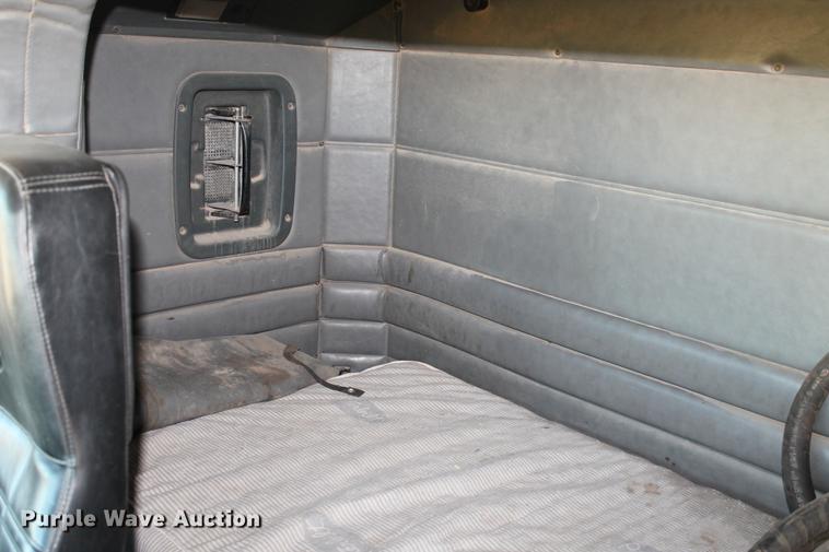 image for item BJ9836 2001 Peterbilt 378 semi truck