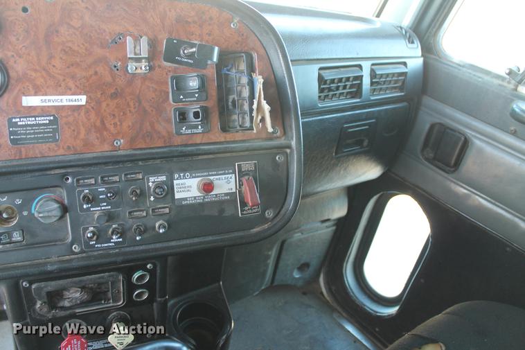 image for item BJ9836 2001 Peterbilt 378 semi truck