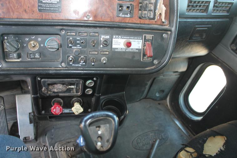 image for item BJ9836 2001 Peterbilt 378 semi truck