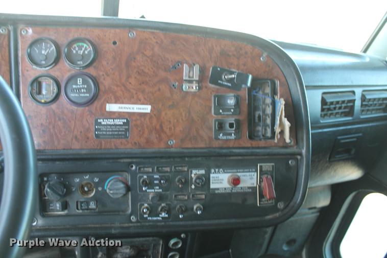 image for item BJ9836 2001 Peterbilt 378 semi truck