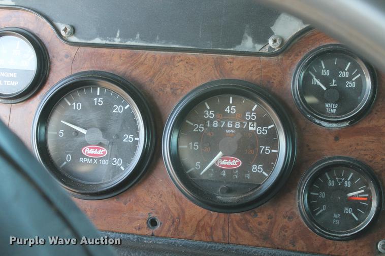 image for item BJ9836 2001 Peterbilt 378 semi truck