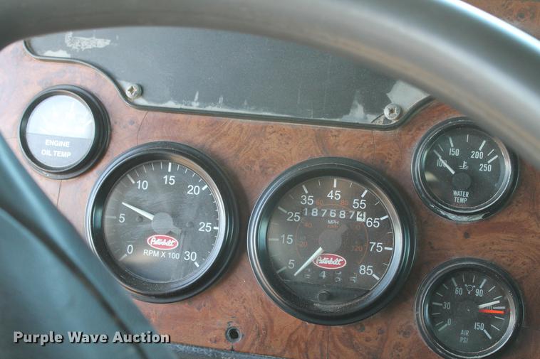 image for item BJ9836 2001 Peterbilt 378 semi truck
