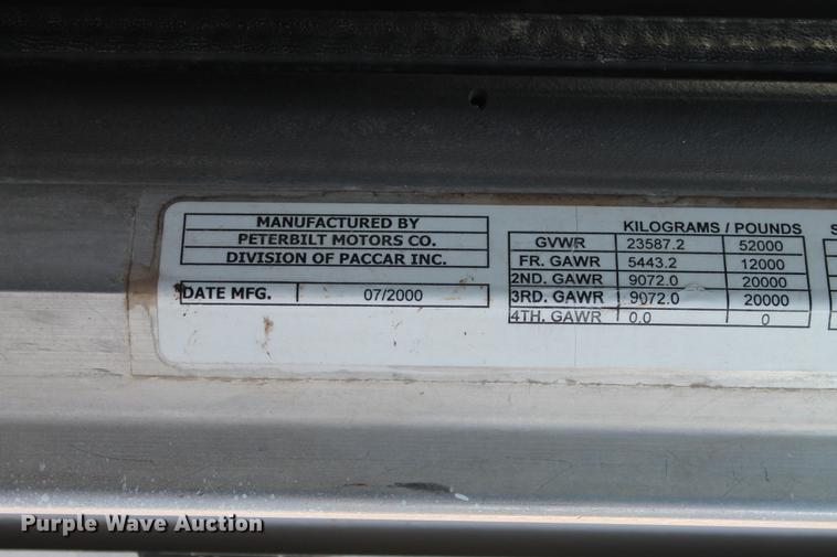 image for item BJ9836 2001 Peterbilt 378 semi truck