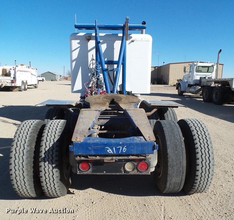 image for item BJ9837 2005 Peterbilt 378 semi truck