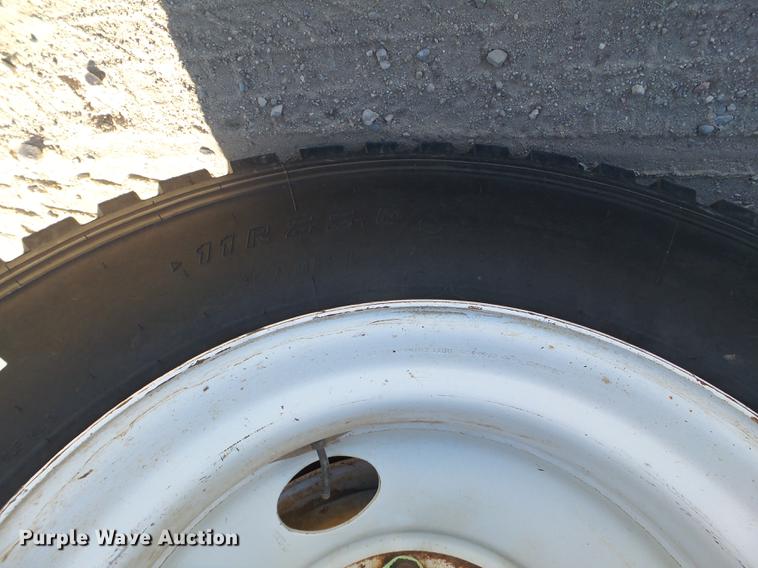 image for item BJ9837 2005 Peterbilt 378 semi truck