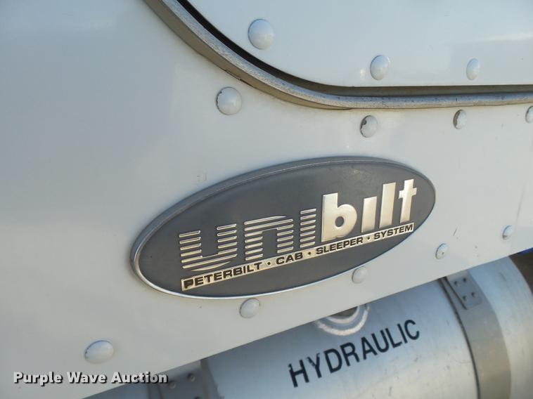 image for item BJ9837 2005 Peterbilt 378 semi truck