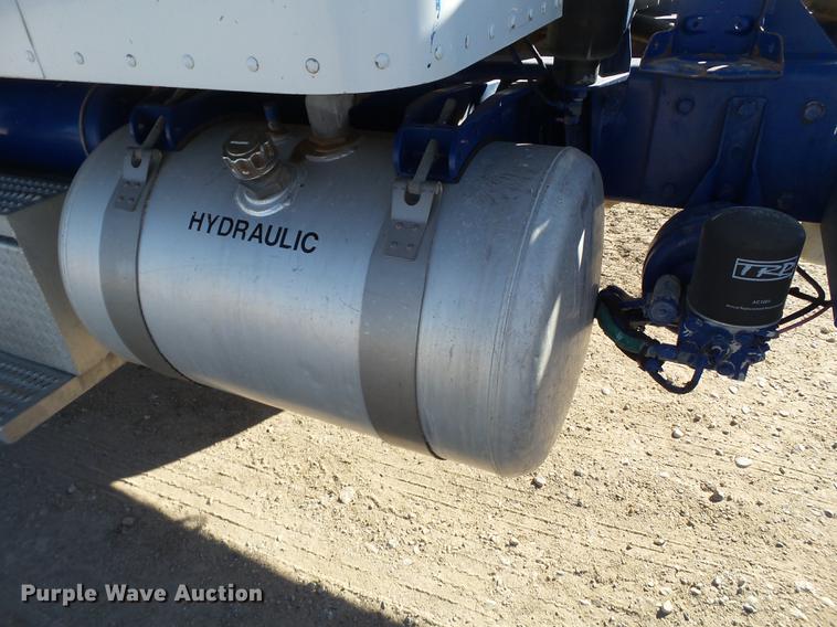 image for item BJ9837 2005 Peterbilt 378 semi truck