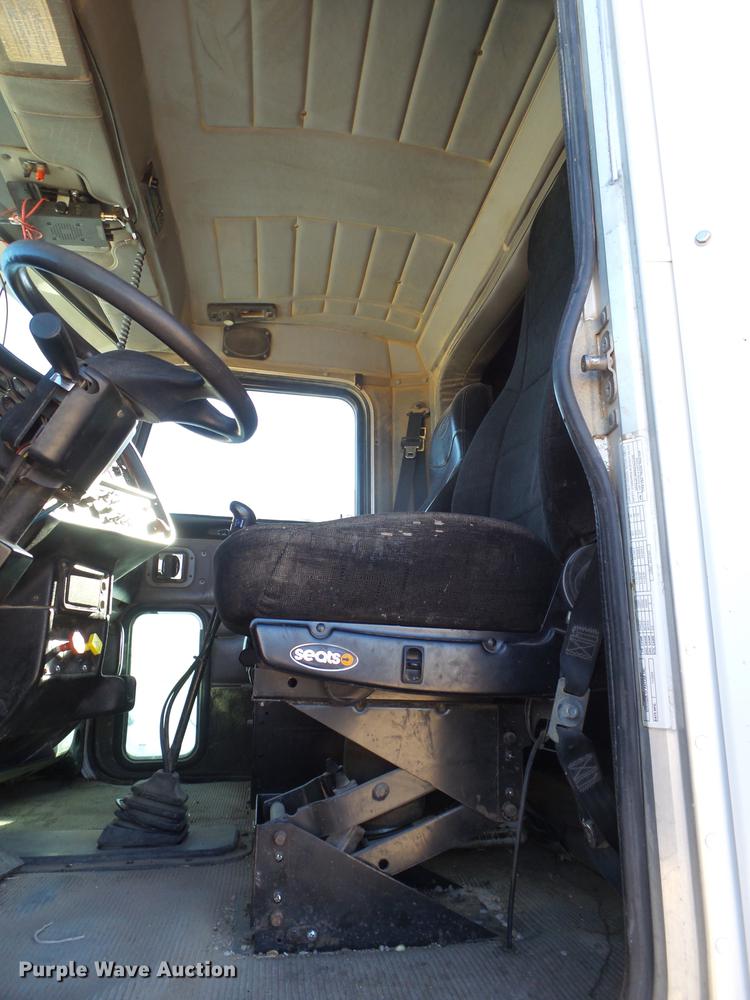 image for item BJ9837 2005 Peterbilt 378 semi truck