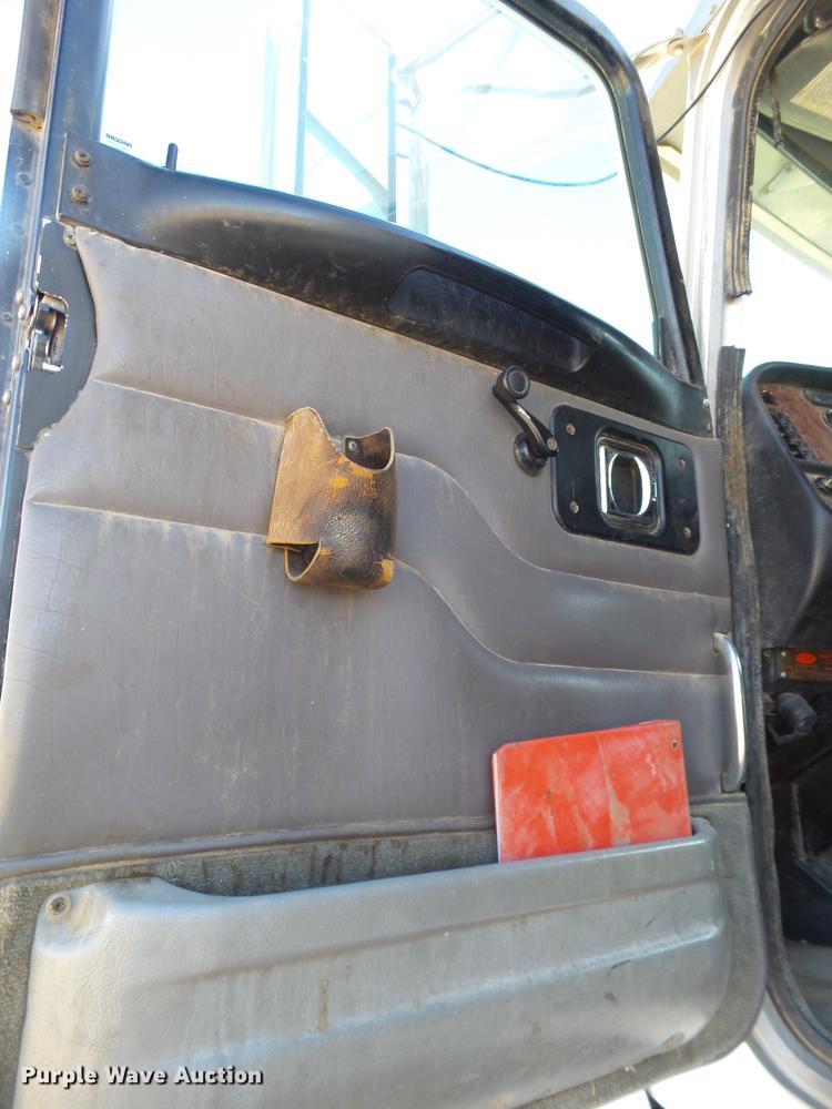 image for item BJ9837 2005 Peterbilt 378 semi truck