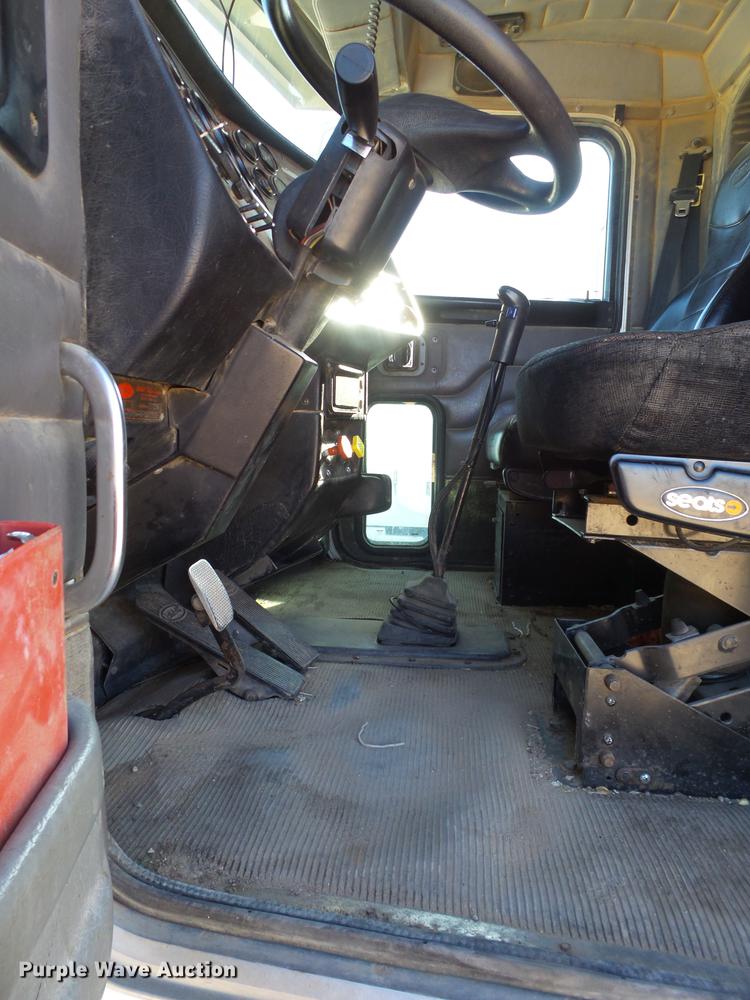 image for item BJ9837 2005 Peterbilt 378 semi truck