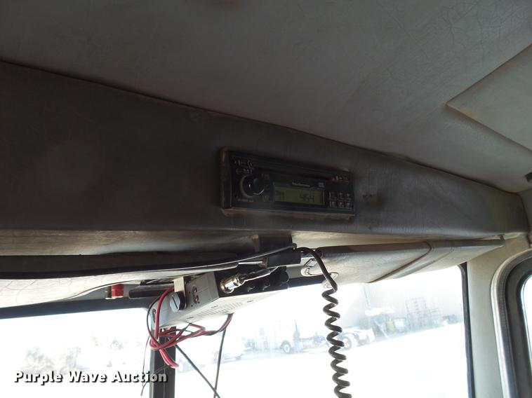 image for item BJ9837 2005 Peterbilt 378 semi truck