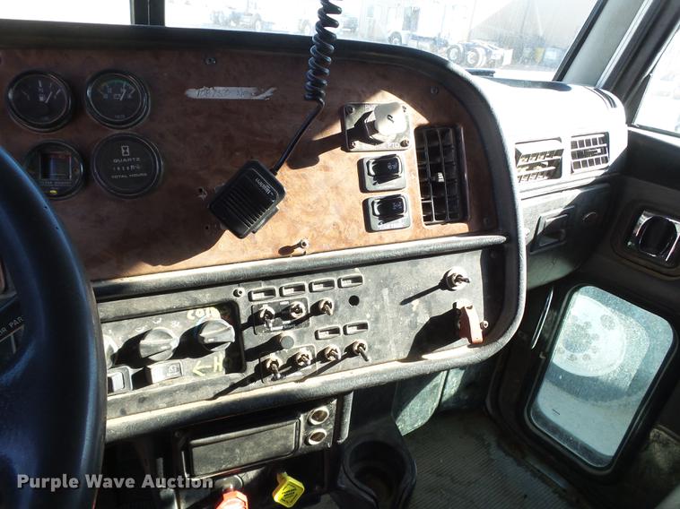 image for item BJ9837 2005 Peterbilt 378 semi truck