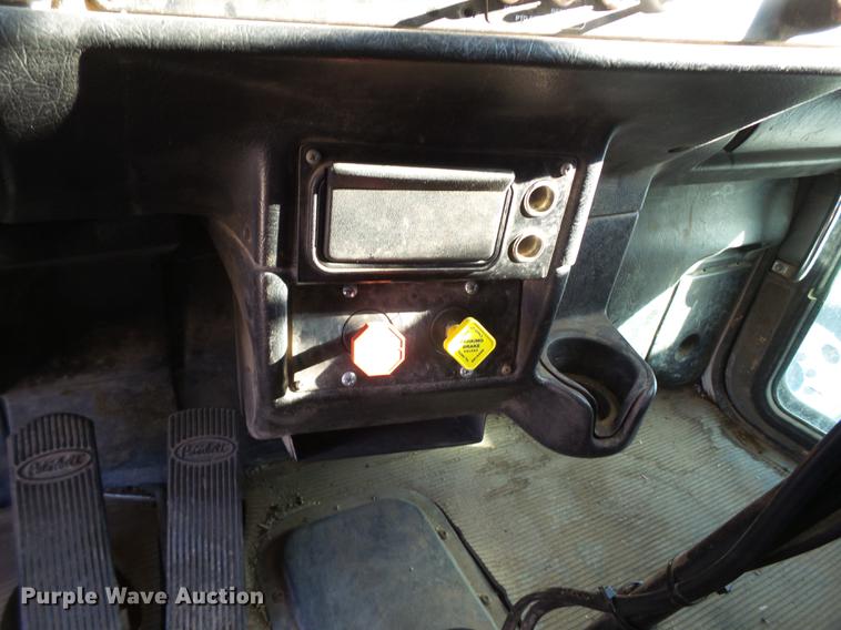 image for item BJ9837 2005 Peterbilt 378 semi truck